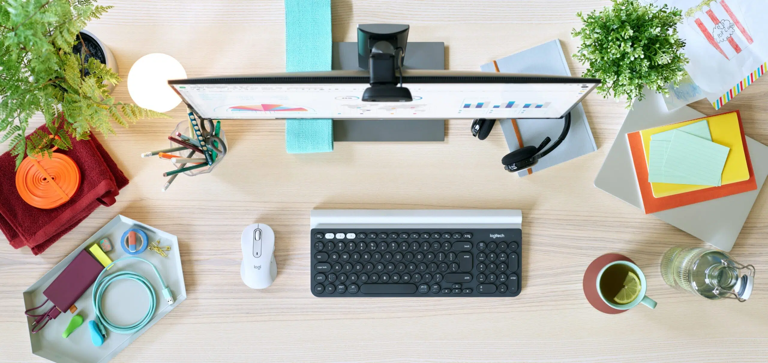 logi-m650-lifestyle-gallery-2-off-white-desk-top-view-desktop-scaled