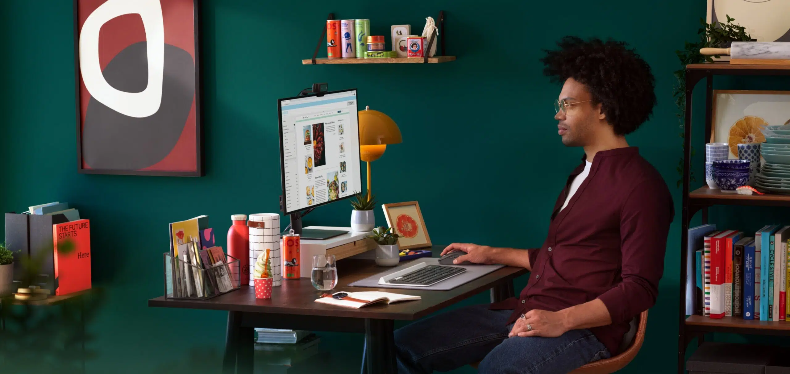 logi-m650-lifestyle-gallery-3-graphite-food-blogger-working-desktop-scaled