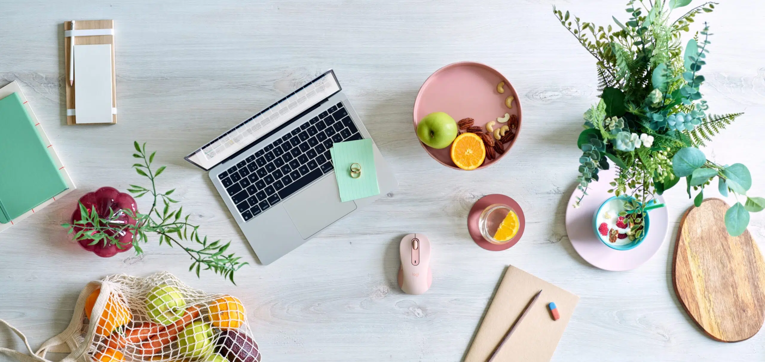 logi-m650-lifestyle-gallery-4-pale-white-mom-drinking-coffee-desktop-scaled