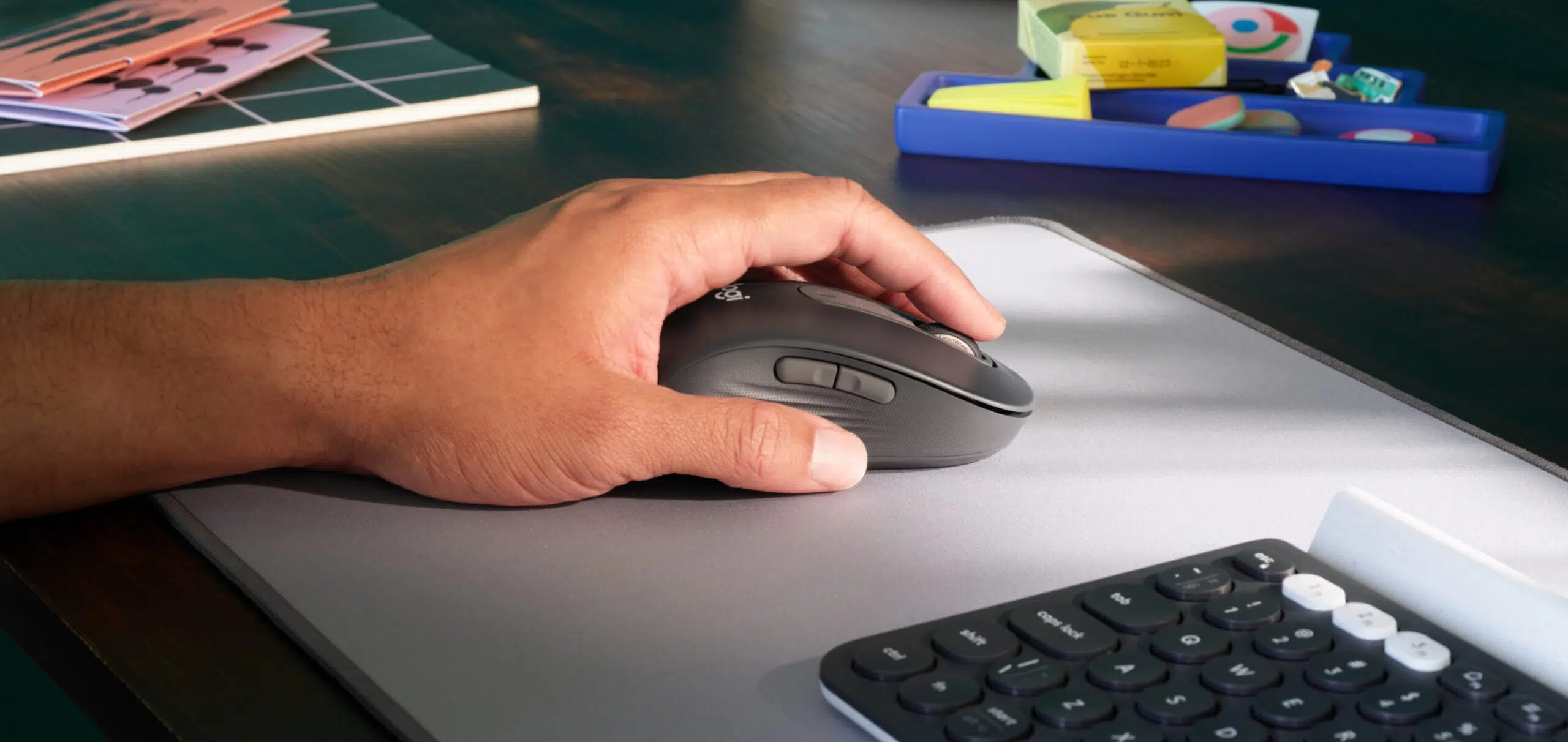 logi-m650-lifestyle-gallery-6-graphite-left-handed-side-view-desktop-scaled